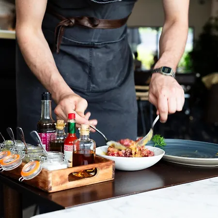 Отель Artemis & Bistro Coquet Бриуд