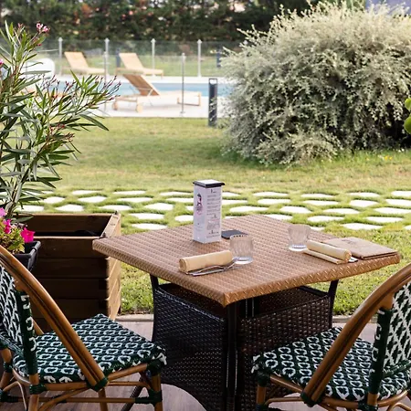 Отель Artemis & Bistro Coquet