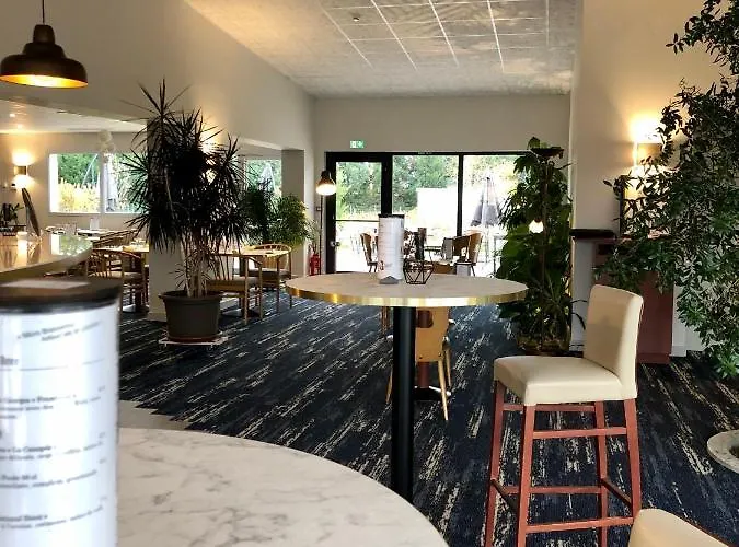 Artemis & Bistro Coquet Отель Бриуд