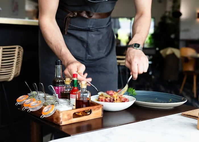 Отель Artemis & Bistro Coquet Бриуд