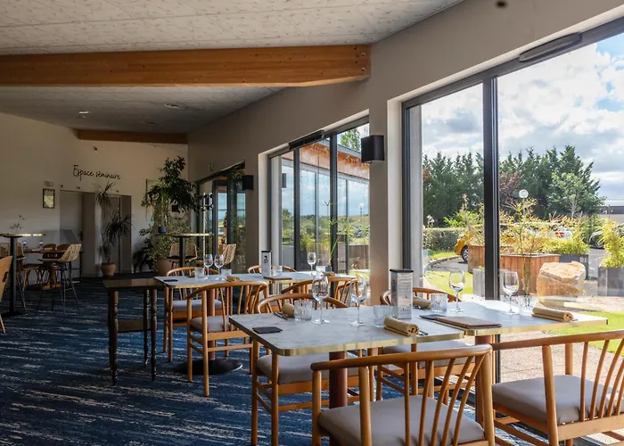 Отель Artemis & Bistro Coquet Бриуд